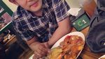 Momen Crazy Rich Malang Gilang Widya Pranama Saat Cicip Makanan Mewah