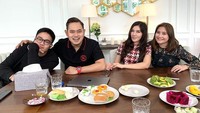 Bahagia bisa jalan project bareng dengan anak muda yg semangatnya pantang menyerah, penuh dengan kreatifitas dan selalu berapi-api, tulis Gilang di keterangan Instagramnya. Foto: Instagram @juragan_99