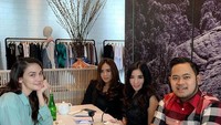 Makan siang bareng Luna Maya, Gilang dan Shandy kompak diskusikan project terbaru mereka. Foto: Instagram @juragan_99