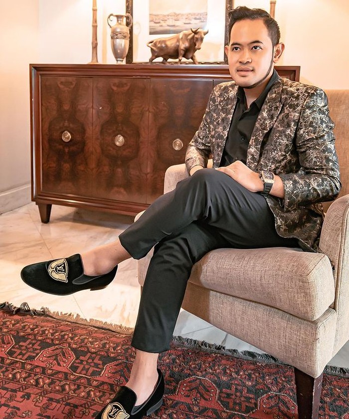 Momen 'Crazy Rich Malang' Gilang Widya Pranama Saat Cicip Makanan Mewah Momen 'Crazy Rich Malang' Gilang Widya Pranama Saat Cicip Makanan Mewah
