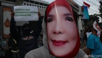 Sebelumnya Eva Dwiana menggunakan ijazah S2 Magister Sains dari Sekolah Tinggi Ilmu Administrasi Yappann Jakarta sejak mencalonkan diri sebagai anggota DPRD Provinsi Lampung.