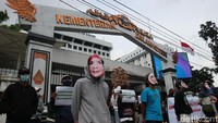 Sejumlah masa melakukan aksi di depan Gedung Kementerian Dalam Negeri, Jakarta, Jumat (19/02).