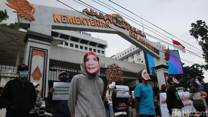 Momen Kantor Kemendagri jadi Sasaran Demo Massa yang tergabung dalam LSM Informasi Sosial (Infosos) Lampung menggelar aksi demo di kantor Kementerian Dalam Negeri, Jakarta.