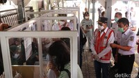 Budi juga meninjau sejumlah bilik GeNose C-19 yang ada di stasiun ini. Selain itu, Budi juga kerap berbincang dengan para penumpang yang hendak melakukan GeNose C-19.