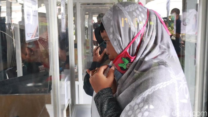 Menteri Perhubungan (Menhub) Budi Karya Sumadi meninjau pelaksanaan GeNose C-19 di Stasiun Kota Bandung, Jawa Barat, Jumat (19/2/2021).
