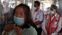 Didampingi jajarannya, Budi melihat langsung pelaksanaan protokol kesehatan dan GeNose C-19, dari mulai penumpang membawa nomor antrean, hingga dilakukan GeNose C-19.