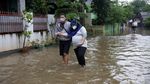 Momen Wanita Hamil Dievakuasi dari Banjir di Bekasi