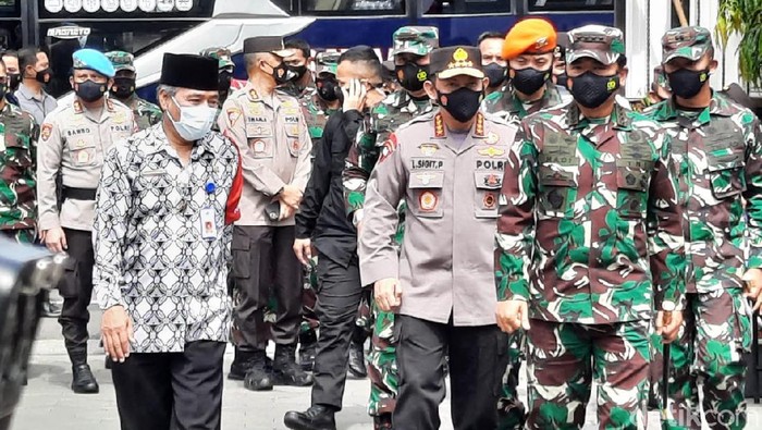 Panglima TNI Marsekal Hadi Tjahjanto dan Kapolri Jenderal Listyo Sigit Prabowo kunjungan kerja di Maguwoharjo, Depok, Sleman, Jumat (19/2/2021).