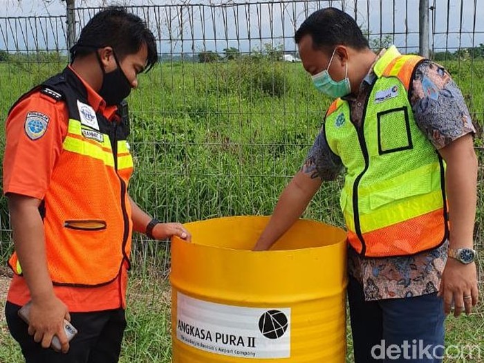 Bandara Banyuwangi kembali ditutup sementara karena ada abu vulkanik erupsi Gunung Raung. Beberapa penerbangan dibatalkan.