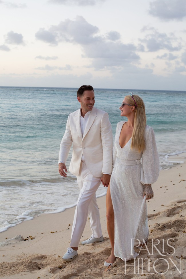 Cintaku di atas dan melampaui dalam segala hal. Dia mengejut Jean Dousset, cicit dari Louis-Francois Cartier, untuk merancang cincin yang sangat indah yang tampak bersinar dari dalam, Foto: dok. Paris Hilton