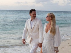 8 Potret Paris Hilton Tunangan Ke-4 Kalinya, Diberi Cincin Rp 28 Miliar