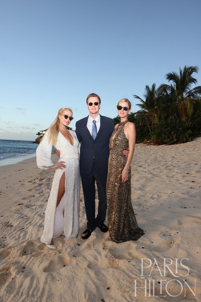 Dalam momen pertunangan tersebut hanya dihadiri oleh keluarga terdekat Paris Hilton saja. Tampak adik Paris, Nicky Hilton dan suaminya yang hadir di momen pertunangan yang digelar di pulau pribadi tersebut.  Foto: dok. Paris Hilton