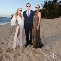 Dalam momen pertunangan tersebut hanya dihadiri oleh keluarga terdekat Paris Hilton saja. Tampak adik Paris, Nicky Hilton dan suaminya yang hadir di momen pertunangan yang digelar di pulau pribadi tersebut.  Foto: dok. Paris Hilton