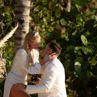 Inilah momen romantis saat Carter berlutut untuk memintanya untuk menjadi istrinya. Momen tunangan ini diabadikan Paris Hilton di website pribadinya.  Foto: dok. Paris Hilton