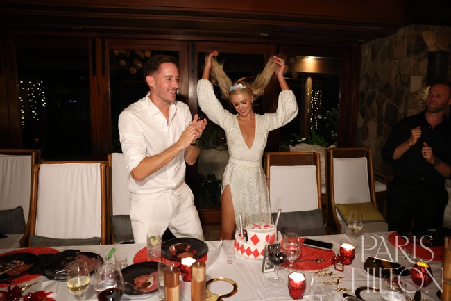 Banyak yang berharap bahwa ini menjadi pertunangan terakhir Paris hingga bisa berakhir ke pernikahan. Tampaknya, Paris pun sangat serius dengan Carter. Keduanya bahkan sudah merencanakan untuk memiliki anak lewat program bayi tabung.  Foto: dok. Paris Hilton