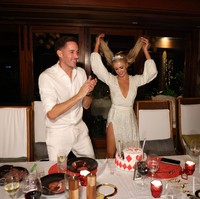 Banyak yang berharap bahwa ini menjadi pertunangan terakhir Paris hingga bisa berakhir ke pernikahan. Tampaknya, Paris pun sangat serius dengan Carter. Keduanya bahkan sudah merencanakan untuk memiliki anak lewat program bayi tabung.  Foto: dok. Paris Hilton