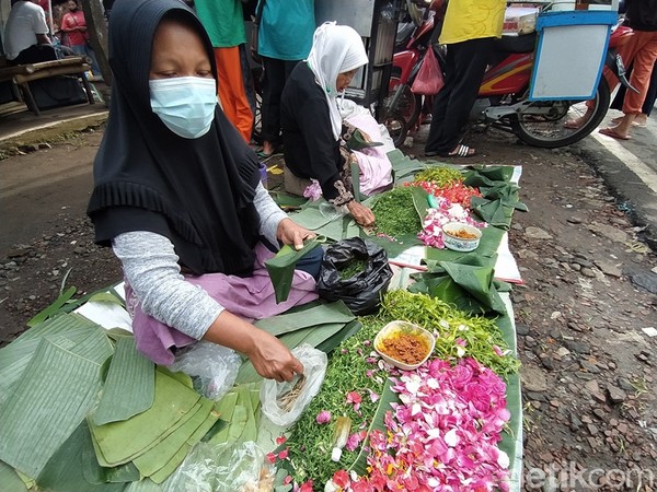 Di bagian depan pasar, banyak pedagang bunga. Kebanyakan pengunjung yang datang ke pasar ini, rata-rata sebelumnya pernah bernazar. (Eko Susanto/detikTravel) Di bagian depan pasar, banyak pedagang bunga. Kebanyakan pengunjung yang datang ke pasar ini, rata-rata sebelumnya pernah bernazar. (Eko Susanto/detikTravel)