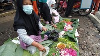 Di bagian depan pasar, banyak pedagang bunga. Kebanyakan pengunjung yang datang ke pasar ini, rata-rata sebelumnya pernah bernazar. (Eko Susanto/detikTravel)