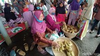 Adapun di pasar ini yang berjualan komplit sekali. Suasana alami sebagai pasar tradisional masih sangat kental sekali. Menu kuliner juga tersedia, kemudian penyajiannya kebanyakan dengan lesehan. (Eko Susanto/detikTravel)