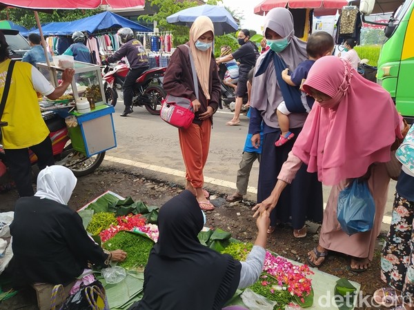 Bagi pengunjung yang bernazar, dia akan ke pasar membeli bunga, kemudian bunga itu dibawa menuju seorang juru kunci dan menyampaikan maksud nazarnya. (Eko Susanto/detikTravel) Bagi pengunjung yang bernazar, dia akan ke pasar membeli bunga, kemudian bunga itu dibawa menuju seorang juru kunci dan menyampaikan maksud nazarnya. (Eko Susanto/detikTravel)