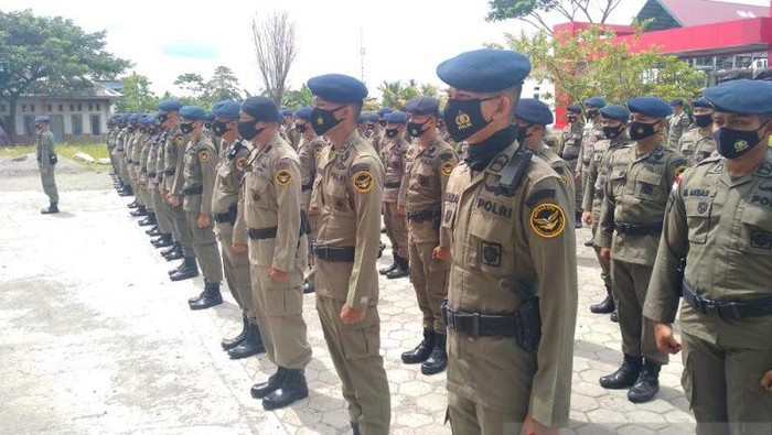 Pasukan Brimob BKO dari Polda Jambi dan Polda Kalbar yang melaksanakan tugas pengamanan daerah rawan di pedalaman Papua tiba di Timika, Rabu (18/2/2021). (ANTARA/Evarianus)