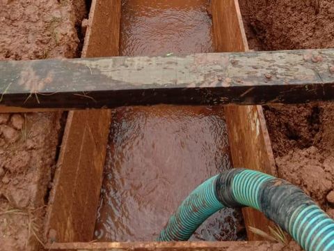 Pemakaman COVID-19 di di tengah banjir di Pekalongan