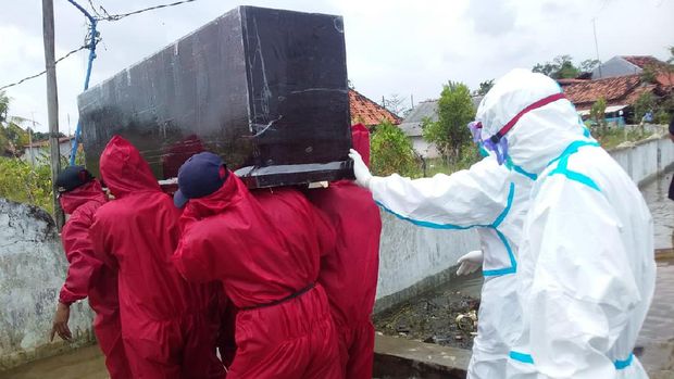Pemakaman COVID-19 di di tengah banjir di Pekalongan