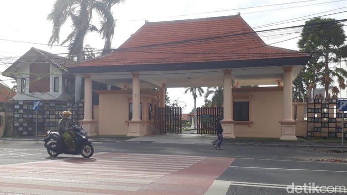 Pemkot Pasuruan menyiapkan hotel sebagai lokasi karantina pasien COVID-19. Hotel tersebut untuk menggantikan Gedung Gradika di rumah dinas wali kota yang sejak April 2020 digunakan sebagai rumah singgah COVID-19.

Langkah itu dilakukan pemkot sebagai kewajiban untuk memberikan fasilitas rumah dinas kepada wali kota terpilih. Wali kota terpilih segera dilantik dan secara aturan akan menempati rumah dinas Pendopo Surga-Surgi, Jalan Panglima Sudirman.