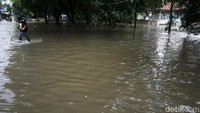 Banjir ini akibat meluapkan sungai di perumahan tersebut.