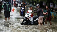 Sejumlah motor mogok akibat menerobos banjir di perumahan tersebut.