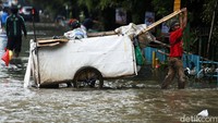 Hujan yang mengguyur sejak Jumat (19/2/2021) dini hari menyebabkan sungai di perumahan tersebut meluap dan mengakibatkan banjir.