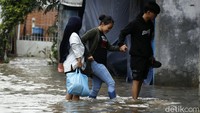 Jalan utama di perumahan tersebut lumpuh.