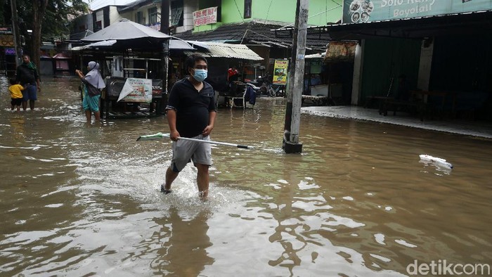 Penampakan Banjir Rendam Perumahan Rawa Lumbu Bekasi Hujan yang mengguyur mengakibatkan Perumahan Rawa Lumbu, Kota Bekasi, Jawa Barat, kebanjiran. Begini penampakannya.