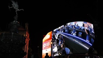 Siaran langsung pendaratan rover Perseverance NASA di Mars di Piccadilly Lights, kota London, Foto: AP/Alastair Grant