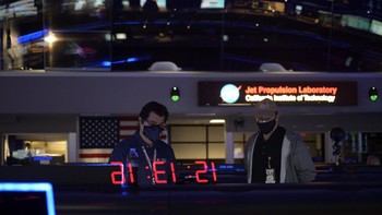 Anggota tim penjelajah Perseverance Mars mempelajari data pada monitor kontrol. Foto: Bill Ingalls/NASA via AP