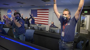 Kegembiraan tim Perseverance NASA setelah mendapat konfirmasi bahwa pesawat luar angkasa tersebut berhasil mendarat di Mars. Foto: Bill Ingalls/NASA via AP