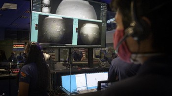 Anggota tim penjelajah Perseverance Mars NASA mengawasi monitor kontrol saat gambar pertama tiba diterima setelah pesawat ruang angkasa berhasil mendarat di Mars Foto: Bill Ingalls/NASA via AP