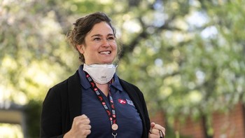 Bekah Siegfriedt, operator misi Mars 2020 menggambarkan proses pendaratan Perseverance sebagai teror tujuh menit, di mana pengontrol penerbangan hanya dapat menonton tanpa daya apapun. Foto: AP/Damian Dovarganes