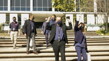 Thomas Zurbuchen, Direktorat Misi Sains Administrator Asosiasi NASA, bersama Lori Glaze, Direktur Divisi Ilmu Planet Direktorat Misi Sains NASA, saat mereka berjalan dengan anggota tim penjelajah Perseverance NASA setelah menerima konfirmasi bahwa pesawat ruang angkasa tersebut berhasil mendarat. di Mars Foto: AP/Damian Dovarganes