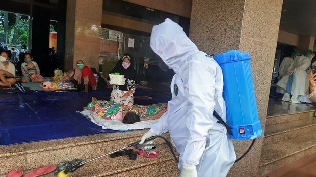 Pengungsi banjir Cipinang Melayu Jaktim dites antigen (Foto: Fathan/detikcom)