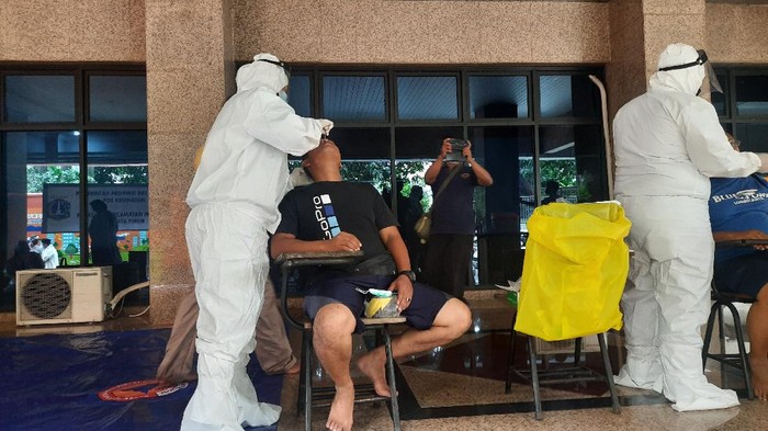 Pengungsi banjir Cipinang Melayu Jaktim dites antigen (Foto: Fathan/detikcom)