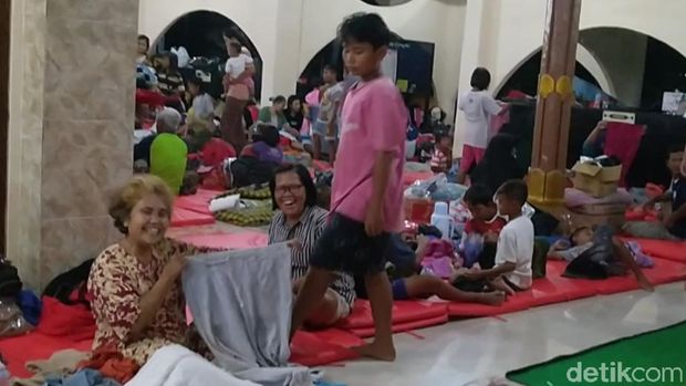 Pengungsi banjir di Kota Pekalongan, Jumat (19/2/2021) malam.