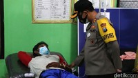 Pengungsi yang keracunan massal tersebut mengalami mual dan muntah serta diare mulai pukul 22.00 WIB hingga pukul 24.00 WIB. 