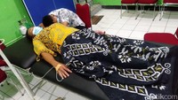 Dari jumlah 44 pengungsi yang mengalami keracunan, ada 4 orang yang harus dilarikan ke rumah sakit, 7 di Puskesmas Ngetos. Sedangkan 33 orang gejala ringan hanya rawat jalan.
