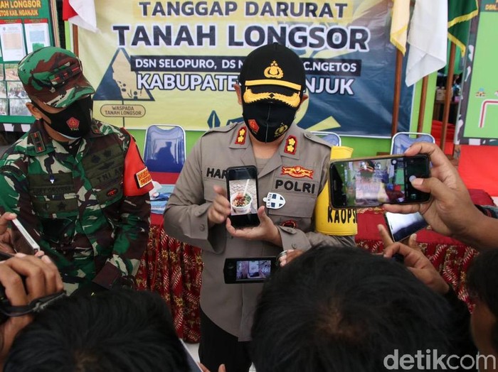 Pengungsi longsor Nganjuk di Selopuro, Ngetos mengalami keracunan massal. Polisi memastikan bahwa makanan yang disantap pengungsi bukan dari dapur umum.