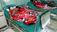 Saat ini para pengungsi yang keracunan massal itu dirawat di Puskesmas Ngetos.