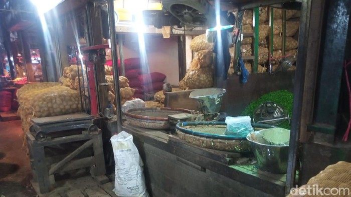 Pengunjung pasar Caringin Bandung tewas diduga ditusuk