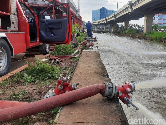 Penyedotan dilakukan untuk mengurangi debit air akibat banjir Cipinang Melayu, Jakarta Timur. Sebanyak 20 unit mobil pompa dikerahkan.