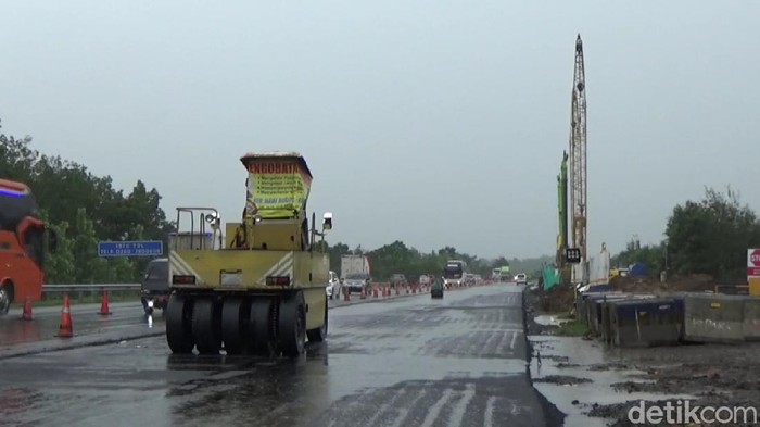 Perbaikan jalan ambles di Tol Cipali dihentikan sementara akibat hujan
