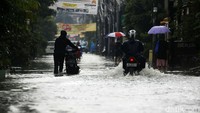 Jalanan di perumahan tersebut terendam banjir dengan ketinggian bervariasi.